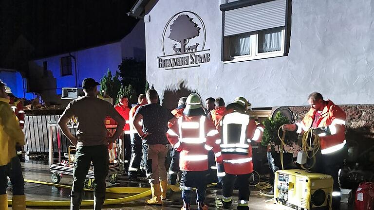 In der Partensteiner Brennerei Staab wurde im Rahmen des Starkregens in der Nacht zum Donnerstag der Fasskeller geflutet.