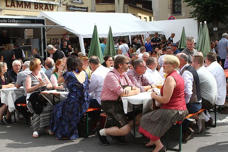 Gemütlichkeit und Unterhaltung stehem bei den Eltmanner Biertagen im Vordergrund. Gemütlichkeit und Unterhaltung stehem bei den Eltmanner Biertagen im Vordergrund. 