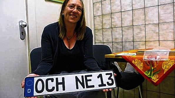 Anja Harder aus Ochsenfurt und ihr neues Kennzeichen. Anja Harder aus Ochsenfurt und ihr neues Kennzeichen.