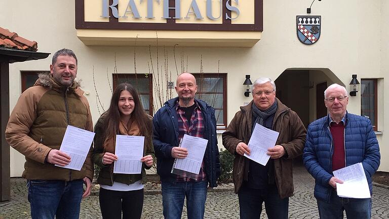 Sie wollen den Anschluss der Großgemeinde Bastheim an die Verwaltungsgemeinschaft Mellrichstadt und sammeln Stimmen für ein Bürgerbegehren: (von links) Zivko Türk-Vujanic, Nina Leicht, Roland Leicht, Albrecht Euring und Wolfgang Warmuth. Sie wollen den Anschluss der Großgemeinde Bastheim an die Verwaltungsgemeinschaft Mellrichstadt und sammeln Stimmen für ein Bürgerbegehren: (von links) Zivko Türk-Vujanic, Nina Leicht, Roland Leicht, Albrecht Euring und Wolfgang Warmuth.