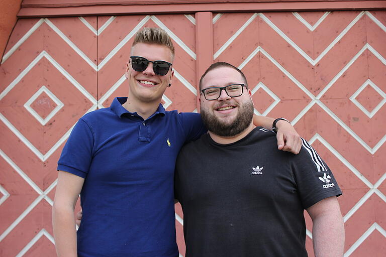 Lucas Schlegelmilch (links) aus Wülflingen und Kevin März aus aus Haßfurt finden das 9-Euro-Ticket super und planen es für Urlaube und Kurztrips zu nutzen. Lucas Schlegelmilch (links) aus Wülflingen und Kevin März aus aus Haßfurt finden das 9-Euro-Ticket super und planen es für Urlaube und Kurztrips zu nutzen.