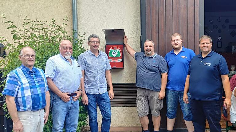 Günther Schmitt (von links, Vorsitzender Jagdgenossen Steinach-Hohn), Wolfgang Heidl (Jagdpächter und Hauptspender), Norbert Borst (2. Bürgermeister), Markus Schmitt (Projektinitiator Feuerwehr Hohn), Niklas Schmitt (Co-Vorsitzender Feuerwehr Hoh... - Günther Schmitt (von links, Vorsitzender Jagdgenossen Steinach-Hohn), Wolfgang Heidl (Jagdpächter und Hauptspender), Norbert Borst (2. Bürgermeister), Markus Schmitt (Projektinitiator Feuerwehr Hohn), Niklas Schmitt (Co-Vorsitzender Feuerwehr Hohn) und Rainer Schumm (ZTM Bad Kissingen) freuen sich über den neuen Defibrillator, . Günther Schmitt (von links, Vorsitzender Jagdgenossen Steinach-Hohn), Wolfgang Heidl (Jagdpächter und Hauptspender), Norbert Borst (2. Bürgermeister), Markus Schmitt (Projektinitiator Feuerwehr Hohn), Niklas Schmitt (Co-Vorsitzender Feuerwehr Hoh... - Günther Schmitt (von links, Vorsitzender Jagdgenossen Steinach-Hohn), Wolfgang Heidl (Jagdpächter und Hauptspender), Norbert Borst (2. Bürgermeister), Markus Schmitt (Projektinitiator Feuerwehr Hohn), Niklas Schmitt (Co-Vorsitzender Feuerwehr Hohn) und Rainer Schumm (ZTM Bad Kissingen) freuen sich über den neuen Defibrillator, .
