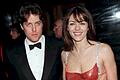 Hugh Grant und Liz Hurley.jpeg       -  Paradebeispiel für ein Filmset-Pärchen: Liz Hurley und Hugh Grant lernten sich 1987 am Set kennen. Grant erregt nun mit einer kuriosen Forderung Aufsehen.