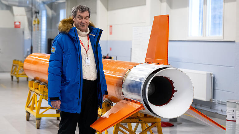 Bayerns Ministerpräsident Söder in Schweden.jpeg - Bayerns Ministerpräsident Markus Söder kürzlich in Schweden im Weltraumzentrum Esrange. Dort testen bayerische Firmen Teile von Raketen fürs All. Bayerns Ministerpräsident Söder in Schweden.jpeg - Bayerns Ministerpräsident Markus Söder kürzlich in Schweden im Weltraumzentrum Esrange. Dort testen bayerische Firmen Teile von Raketen fürs All.