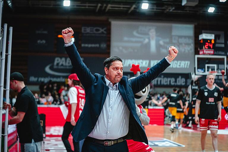 Sasa Filipovski war zu Tränen gerührt, als die Würzburg Baskets vor dem Heimspiel gegen die Tigers Tübingen seine Vertragsverlängerung bekannt gaben. Sasa Filipovski war zu Tränen gerührt, als die Würzburg Baskets vor dem Heimspiel gegen die Tigers Tübingen seine Vertragsverlängerung bekannt gaben.
