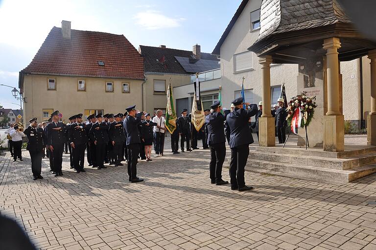 Zur Erinnerung an die gefallenen Feuerwehrleute der beiden Weltkriege und an die verstorbenen Feuerwehrleute der FFW Unterspiesheim legen der Vorsitzende des Feuerwehrvereins Unterspiesheim und der stellvertretende Kommandant Tobias Forstmeier einen Kranz am Kriegerdenkmal nieder. Links im Bild: die Ehrenformation der Feuerwehr Unterspiesheim. Zur Erinnerung an die gefallenen Feuerwehrleute der beiden Weltkriege und an die verstorbenen Feuerwehrleute der FFW Unterspiesheim legen der Vorsitzende des Feuerwehrvereins Unterspiesheim und der stellvertretende Kommandant Tobias Forstmeier einen Kranz am Kriegerdenkmal nieder. Links im Bild: die Ehrenformation der Feuerwehr Unterspiesheim.