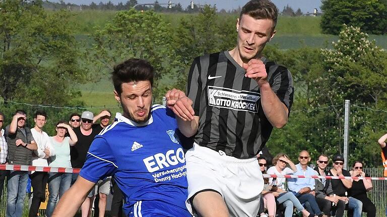 Burglauers Verteidiger Bastian Roßmann (links) ist vor dem Lauterer Nico Keßler am Ball. Burglauers Verteidiger Bastian Roßmann (links) ist vor dem Lauterer Nico Keßler am Ball.