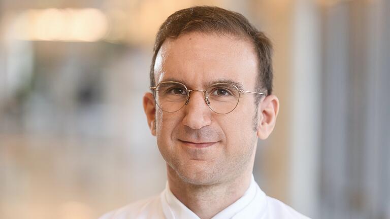 Prof. Dr. Imad Maatouk leitet den Schwerpunkt Psychosomatik, Psychotherapie und Psychoonkologie an der Medizinischen Klinik II des Uniklinikums Würzburg.