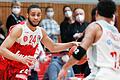 Cameron Hunt (links) führt im vorherigen Duell zwischen Würzburg und Bamberg den Ball. Im Februar gewannen die Würzburger zu Hause.