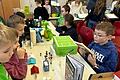 Die Schüler der vierten Klasse der Sinngrund-Grundschule Burgsinn präsentieren ihre liebevoll gestalteten Lesekisten.