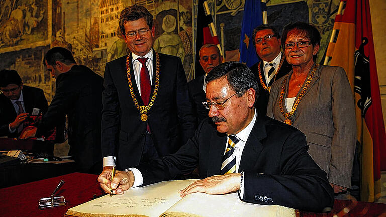 Eintrag ins Goldene Buch: Der Vorsitzende des Arbeitskreises der Europapreisträgerstädte, Melih Gökcek aus Ankara, trägt sich in das Goldene Buch der Stadt ein. Links OB Georg Rosenthal, rechts Bürgermeisterin Marion Schäfer-Blake, zweiter von rechts Bürgermeister Adolf Bauer. Eintrag ins Goldene Buch: Der Vorsitzende des Arbeitskreises der Europapreisträgerstädte, Melih Gökcek aus Ankara, trägt sich in das Goldene Buch der Stadt ein. Links OB Georg Rosenthal, rechts Bürgermeisterin Marion Schäfer-Blake, zweiter von rechts Bürgermeister Adolf Bauer.