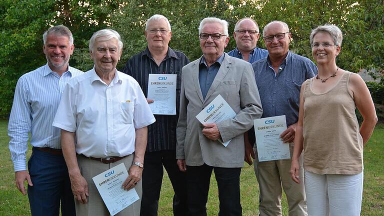 Ehrungen für langjährige Parteitreue - (kri) „Demokratie lebt vom Mitmachen“, sagte der Landtagsabgeordnete Steffen Vogel beim Sommerfest der CSU. Eine Reihe von langjährigen Mitgliedern des Ortsverbandes wurde im Rahmen des Sommerfestes von der Ortsvorsitzenden Susanne Wüst (rechts) und Steffen Vogel (links) ausgezeichnet: Horst Messner (Zweiter von links), Horst Krüger (Dritter von links), Hugo Gütling (Vierter von links), Otmar Hahn (Zweiter von rechts) sowie Adolf Saam (in Abwesenheit) erhielten eine Ehrenurkunde und eine Nadel für 40-jährige Mitgliedschaft in der CSU. Für 25 Jahre in der CSU wurde Markus Werner (Dritter von rechts) geehrt. Ehrungen für langjährige Parteitreue - (kri) „Demokratie lebt vom Mitmachen“, sagte der Landtagsabgeordnete Steffen Vogel beim Sommerfest der CSU. Eine Reihe von langjährigen Mitgliedern des Ortsverbandes wurde im Rahmen des Sommerfestes von der Ortsvorsitzenden Susanne Wüst (rechts) und Steffen Vogel (links) ausgezeichnet: Horst Messner (Zweiter von links), Horst Krüger (Dritter von links), Hugo Gütling (Vierter von links), Otmar Hahn (Zweiter von rechts) sowie Adolf Saam (in Abwesenheit) erhielten eine Ehrenurkunde und eine Nadel für 40-jährige Mitgliedschaft in der CSU. Für 25 Jahre in der CSU wurde Markus Werner (Dritter von rechts) geehrt.