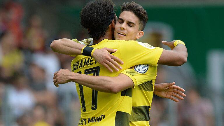 1.FC Rielasingen-Arlen - Borussia Dortmund - Pierre-Aubameyang (l) bejubelt mit Marc Bartra das 2:0 für den BVB. Foto: Patrick Seeger 1.FC Rielasingen-Arlen - Borussia Dortmund - Pierre-Aubameyang (l) bejubelt mit Marc Bartra das 2:0 für den BVB. Foto: Patrick Seeger