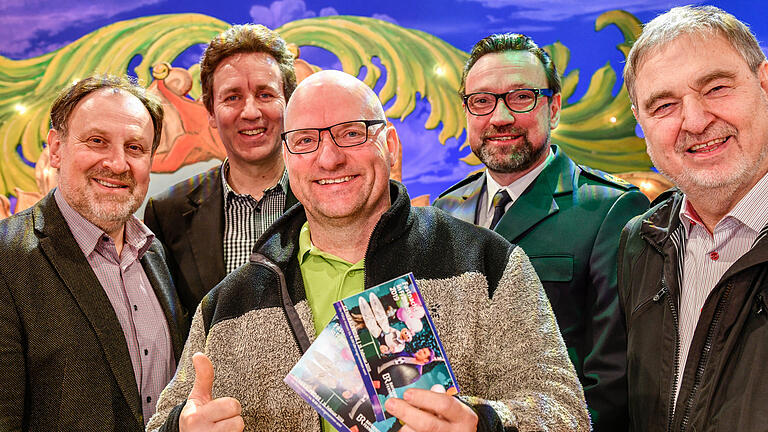 Matthias Burger freut sich über seine beiden Karten. Von link: Norbert Küber, Redaktionsleiter BR, Marco Anderlik, Präsident FVF, der Lebensretter Matthias Burger, Polizeivizepräsident Martin Wilhelm und Fastnacht-Ehrenpräsident Bernhard Schlereth. Matthias Burger freut sich über seine beiden Karten. Von link: Norbert Küber, Redaktionsleiter BR, Marco Anderlik, Präsident FVF, der Lebensretter Matthias Burger, Polizeivizepräsident Martin Wilhelm und Fastnacht-Ehrenpräsident Bernhard Schlereth.