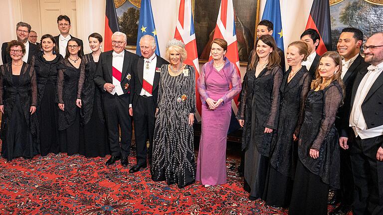 Fabienne Weiß aus Margetshöchheim (rechts neben der Frau des Bundespräsidenten Elke Büdenbender im rosafarbenen Kleid) durfte im Schloss Bellevue das Staatsbankett für König Charles musikalisch untermalen. In der Mitte König Charles mit seiner Frau Camilla, links daneben Frank-Walter Steinmeier.
