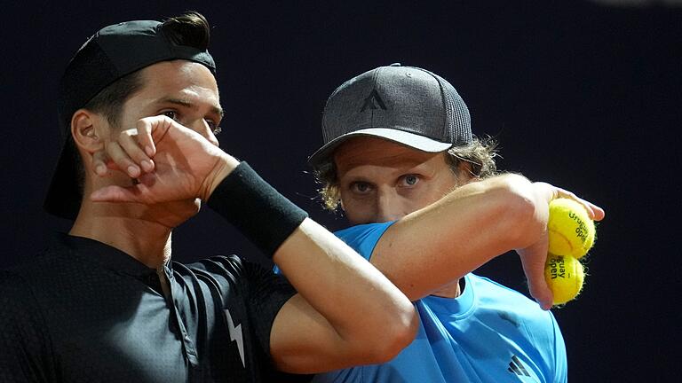 Uruguay Open - Diego Forlan       -  Forláns kurzer Plausch mit seinem Doppelpartner.