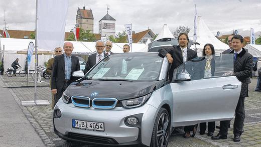 Eröffnung: Der BMW i3 zog nicht nur die Gäste bei der Eröffnung der 4. Bad Neustädter Schau für Elektrofahrzeuge an, sondern war ein Publikumsmagnet unter den Stromern.