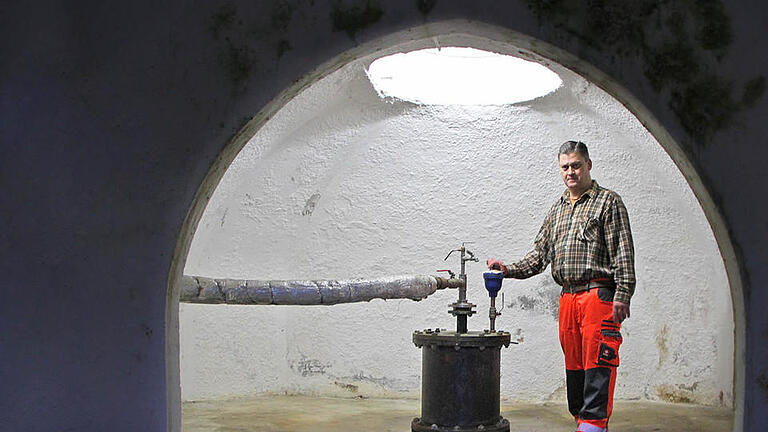 Uwe Meißner vom Bauhof säubert die Heilquellen, hier an der Quellfassung des Georgi-Sprudels. Foto: Ulrike Müller - Uwe Meißner vom Bauhof säubert die Heilquellen, hier an der Quellfassung des Georgi-Sprudels. Foto: Ulrike Müller Uwe Meißner vom Bauhof säubert die Heilquellen, hier an der Quellfassung des Georgi-Sprudels. Foto: Ulrike Müller - Uwe Meißner vom Bauhof säubert die Heilquellen, hier an der Quellfassung des Georgi-Sprudels. Foto: Ulrike Müller