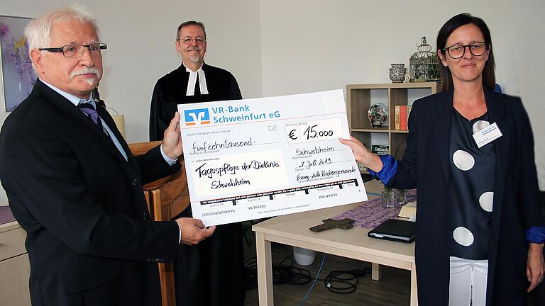 Das Bild zeigt (von links) Vertrauensmann Herbert Ludwig, den Vorsitzenden der Diakonie Jochen Keßler-Rosa und Tanja Back, die Geschäftsleiterin im Bereich ambulante und teilstationäre Altenpflege bei der Diakonie.