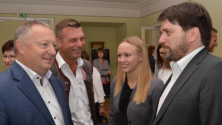 Bei der Vorstellung der neuen Werbemaßnahmen des Landkreises im Weißen Saal: (von links) Landrat Thomas Bold, Rainer Bühner (Kaffee-Rösterei Maria Bildhausen), Zuzüglerin Sophie Kobler und PR-Chef Sven Schröter (Gerryland Advertising GmbH).