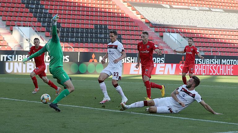Der Schuss ins Nürnberger Glück: Fabian Schleusener (rechts) spitzelte den Ball an Ingolstadts Torwart Marco Knaller vorbei zum 1:3. Das Auswärtstor in der 96. Spielminute reichte zum Klassenerhalt. Der Schuss ins Nürnberger Glück: Fabian Schleusener (rechts) spitzelte den Ball an Ingolstadts Torwart Marco Knaller vorbei zum 1:3. Das Auswärtstor in der 96. Spielminute reichte zum Klassenerhalt.