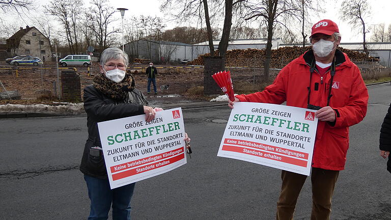 Rund 200 Menschen protestierten in Eltmann gegen die geplante Schließung des Schaeffler-Werks.