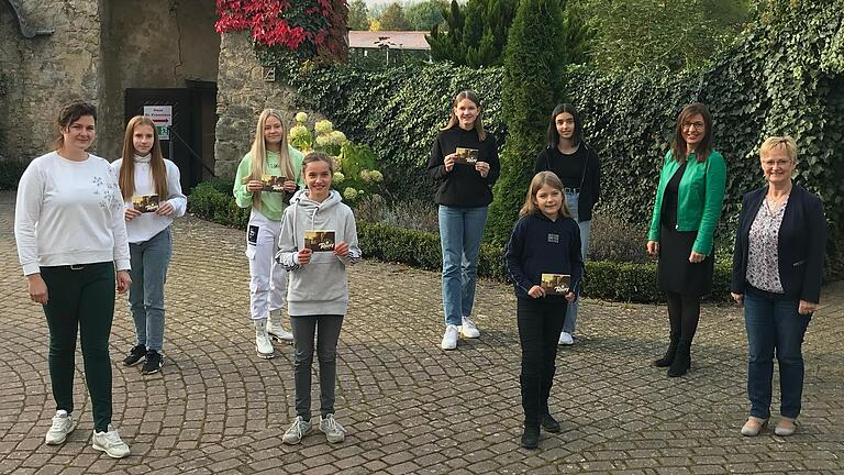 Barbara Becker (MdL, Zweite von rechts) stattete der Mädchenrealschule Volkach einen Besuch ab, um sich über die Ergebnisse des Franziskuslaufes zu informieren, der unter ihrer Schirmherrschaft stattfand.