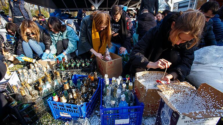 Hier bereiten Frauen Molotow-Cocktails vor. Dem brennbaren Treibstoff in den Flaschen wird zerkleinertes Styropor beigemischt, so entstehen kleine 'Brandbomben'. Auch die Schweinfurter Ukrainer berichten von Verwandten und Freunden, die so mithelfen den russischen Vormarsch zu verzögern. Hier bereiten Frauen Molotow-Cocktails vor. Dem brennbaren Treibstoff in den Flaschen wird zerkleinertes Styropor beigemischt, so entstehen kleine 'Brandbomben'. Auch die Schweinfurter Ukrainer berichten von Verwandten und Freunden, die so mithelfen den russischen Vormarsch zu verzögern.