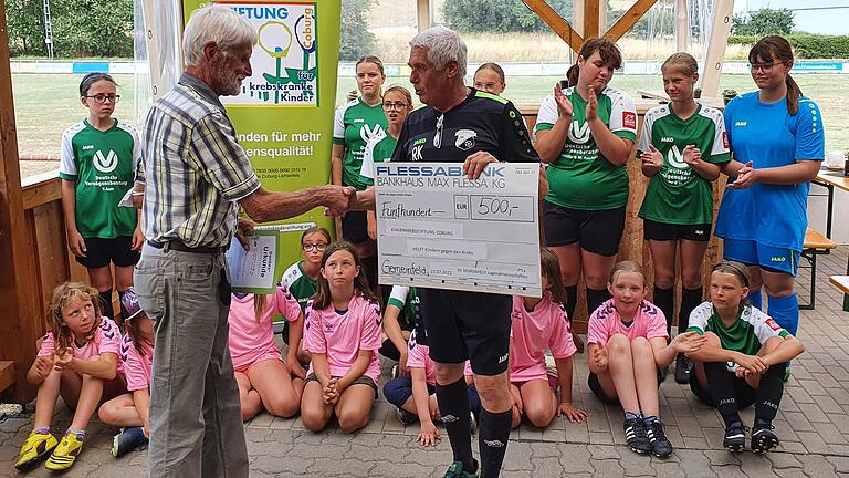 1. Vorsitzender SV Gemeinfeld Reinhold Klein übergibt den 500 Euro Spenden-Scheck an den Vorsitzenden der Kinderkrebshilfe Coburg Uwe Rendigs. 1. Vorsitzender SV Gemeinfeld Reinhold Klein übergibt den 500 Euro Spenden-Scheck an den Vorsitzenden der Kinderkrebshilfe Coburg Uwe Rendigs.