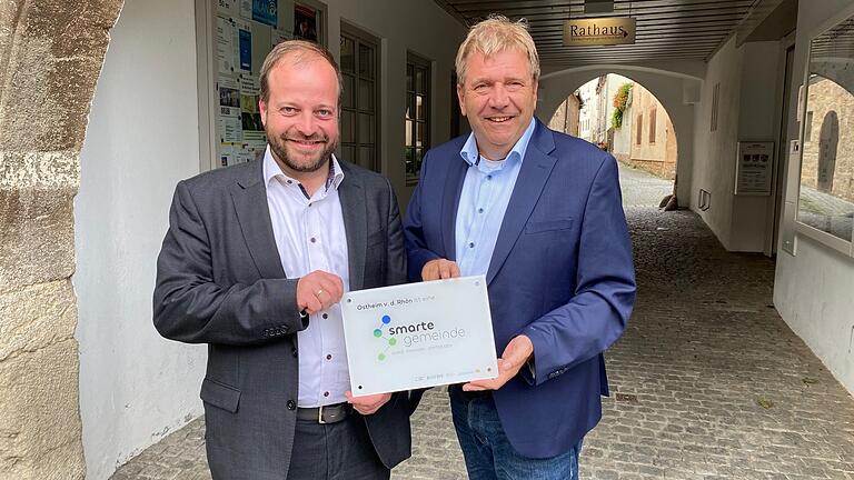 Die Stadt Ostheim ist bereits 'Smarte Gemeinde'. Bürgermeister Steffen Malzer (links, mit Jürgen Eisentraut vom Amt für Ländliche Entwicklung in Unterfranken bei der Verleihung der Plakette an die Stadt) wird nun Pate beim Pilotprojekt 'Smarte Integrierte Ländliche Entwicklung (ILE)', um das sich die Streutalallianz bewirbt.