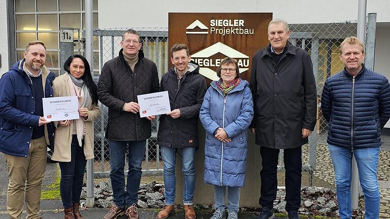 Über die 5000 Euro der Siegler Firmengruppe, vertreten durch (von links) Geschäftsführung Siegler Bau Kai und Vera Christ, Philipp Kromczynski (Geschäftsführer Siegler Projektbau) und Stefan Aschbacher (Kaufmännische Leitung Siegler Projektbau) und Johannes Siegler (rechts/Geschäftsführender Gesellschafter der Firmengruppe), freuen sich die Vereinsvorsitzenden Ulla Menzel und Ernst-Heinrich Prüße von Goldenes Herz e.V.