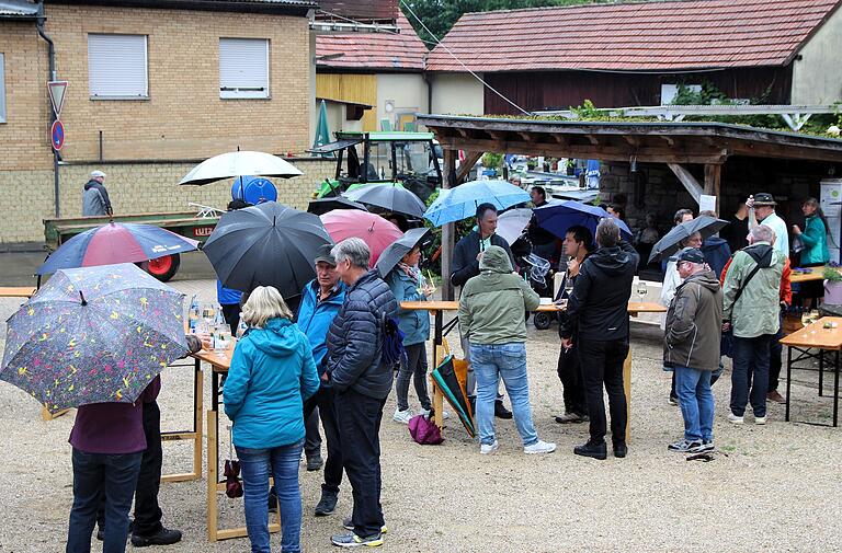 Etwa 50 Frauen und Männer waren zum Neustart des Brunnenschoppen auf den Platz am Hirtenbrunnen gekommen. Etwa 50 Frauen und Männer waren zum Neustart des Brunnenschoppen auf den Platz am Hirtenbrunnen gekommen. 