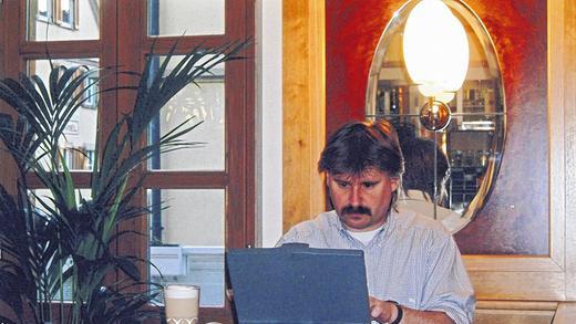 Reporter unterwegs: Klaus Hanisch, in einem Prager Café. Hier trifft er seine Gesprächspartner, hier schreibt er seine Geschichten.. Schunk