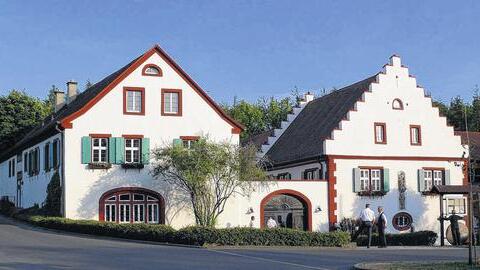 Erstrahlt in hellem Glanz: Die Weiße Mühle in Estenfeld. Erstrahlt in hellem Glanz: Die Weiße Mühle in Estenfeld.