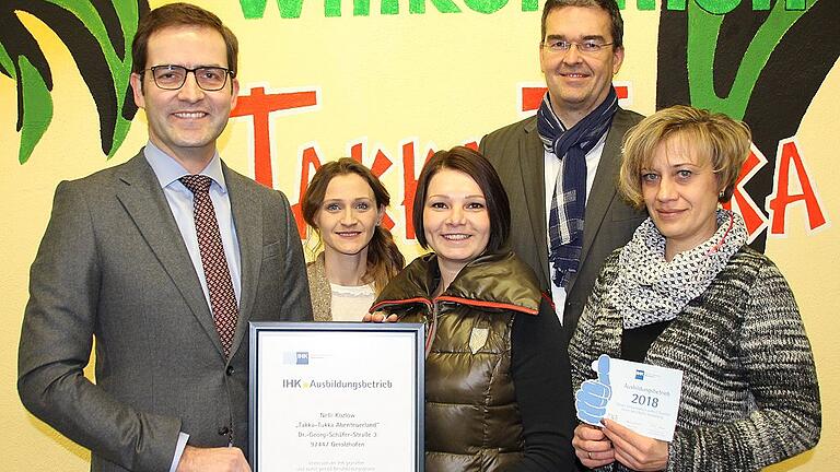Das Takka-Tukka-Abenteuerland in Gerolzhofen ist seit Herbst 2017 einer von 165 neuen Ausbildungsbetrieben innerhalb der IHK Würzburg-Schweinfurt. Dazu bekam Betreiberin Nelli Kozlow nun vom stellvertretenden IHK-Hauptgeschäftsführer Max-Martin Deinhard eine Urkunde und den entsprechenden Aufkleber überreicht. Im Bild (von links): Max-Martin Deinhard, Ausbilderin Katharina Frieske, Betreiberin Nelli Kozlow, Oliver Proske (IHK-Ausbildungs- und Fachkräfteberater) und Auszubildende Vera Schmidt. Das Takka-Tukka-Abenteuerland in Gerolzhofen ist seit Herbst 2017 einer von 165 neuen Ausbildungsbetrieben innerhalb der IHK Würzburg-Schweinfurt. Dazu bekam Betreiberin Nelli Kozlow nun vom stellvertretenden IHK-Hauptgeschäftsführer Max-Martin Deinhard eine Urkunde und den entsprechenden Aufkleber überreicht. Im Bild (von links): Max-Martin Deinhard, Ausbilderin Katharina Frieske, Betreiberin Nelli Kozlow, Oliver Proske (IHK-Ausbildungs- und Fachkräfteberater) und Auszubildende Vera Schmidt.