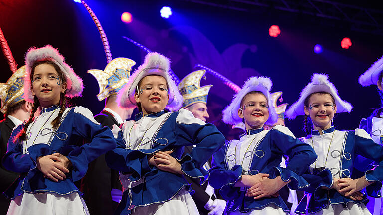 Daniel Peter       -  Um die 600 Gäste verfolgen am Rosenmontag (04.03.19) die Sitzung der Kitzinger Karnevalsgesellschaft (KiKaG e.V.) in der Florian-Geyer-Halle in Kitzingen. Im Rahmen der Sitzung zeichnet die KiKaG den stellvertretenden Ministerpräsidenten Hubert Aiwanger (Freie Wähler) mit dem sogenannten Schlappmaulorden aus. Die Laudatio hält die ehemalige Landtagspräsidentin und Schlappmaulsordenträgerin Barbara Stamm (CSU).