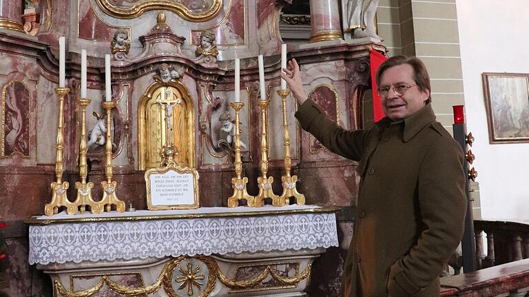 Die Pilger erflehen vor dem Gnadenaltar der schmerzhaften Maria in der Dettelbacher Wallfahrtskirche ihren Schutz, wie Pfarrer Uwe Hartmann erklärt. Die Pilger erflehen vor dem Gnadenaltar der schmerzhaften Maria in der Dettelbacher Wallfahrtskirche ihren Schutz, wie Pfarrer Uwe Hartmann erklärt.