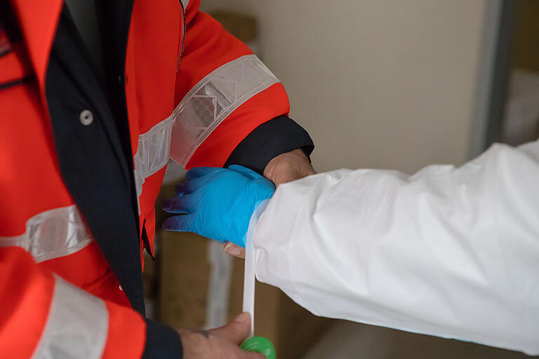 Drei Paar Handschuhe übereinander trägt jeder Tester im Corona-Testzentrum. Drei Paar Handschuhe übereinander trägt jeder Tester im Corona-Testzentrum. 
