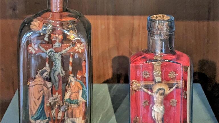 Fränkische Geduldsflaschen aus dem 19. Jahrhundert mit kunstvollen Kruzifixen aus dem Fundus des Henneberg-Museums. - Fränkische Geduldsflaschen aus dem 19. Jahrhundert mit kunstvollen Kruzifixen aus dem Fundus des Henneberg-Museums. Fränkische Geduldsflaschen aus dem 19. Jahrhundert mit kunstvollen Kruzifixen aus dem Fundus des Henneberg-Museums. - Fränkische Geduldsflaschen aus dem 19. Jahrhundert mit kunstvollen Kruzifixen aus dem Fundus des Henneberg-Museums.