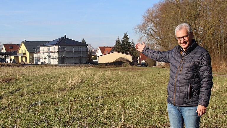 Die Erschließung des neuen Baugebietes Schlossgarten III auf dieser Ackerfläche in Frankenwinheims hat für Bürgermeister Herbert Fröhlich oberste Priorität in diesem Jahr. Die Erschließung des neuen Baugebietes Schlossgarten III auf dieser Ackerfläche in Frankenwinheims hat für Bürgermeister Herbert Fröhlich oberste Priorität in diesem Jahr.