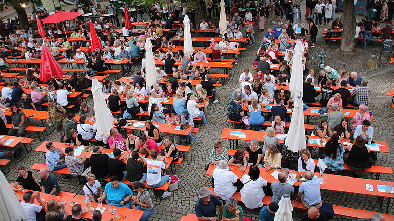 Stadtfest Münnerstadt 2024 - Später am Abend war kaum noch ein Durchkommen. Stadtfest Münnerstadt 2024 - Später am Abend war kaum noch ein Durchkommen.