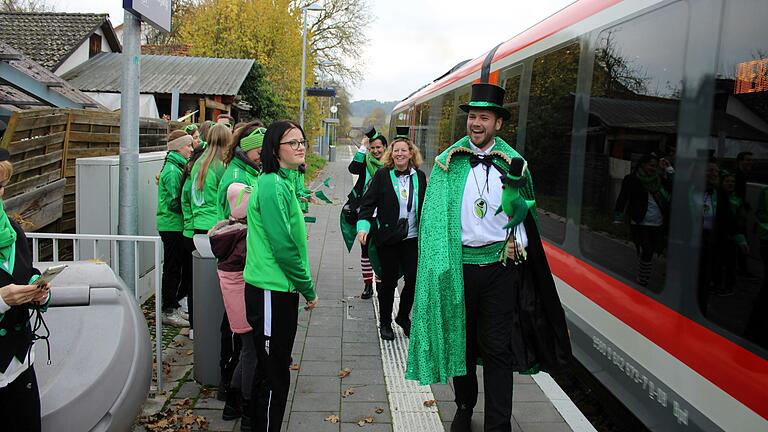 Ankunft von Prinz Groasmuck XI (Armin Gärtner) mit seinem Gefolge am Bahnhof Hochhausen Ankunft von Prinz Groasmuck XI (Armin Gärtner) mit seinem Gefolge am Bahnhof Hochhausen