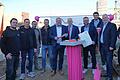 Zufrieden mit dem Abschluss der Glasfaser-Arbeiten (von links): Marcel Wasitschek (Baubegleiter der Telekom), Tim Rode (Geschäftsführer der Dylance Design GmbH), Bauunternehmer Arben Mehmetaj, Bauherr Tony Korver, Landrat Thomas Eberth, Thomas Weigand (Kommunalberater Glasfaser der Telekom), Eisenheims Bürgermeister Christian Holzinger, Andreas Wagenbrenner (Först Consult), Erwin Rieger (Telekom) sowie Ronald Brock (Technische Leitung der Dylance Design GmbH).