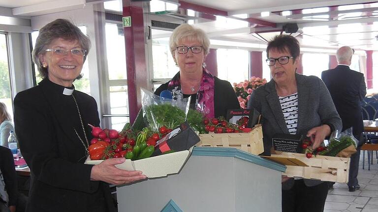 Lebendige Feuerwehrgeschichte       -  Einen Korb mit Albertshöfer Gemüsespezialitäten erhielt (von links) Regionalbischöfin Susanne Breit-Keßler von den Kitzinger Frauenbeauftragten Elli Stühler und Ursula Sattes.