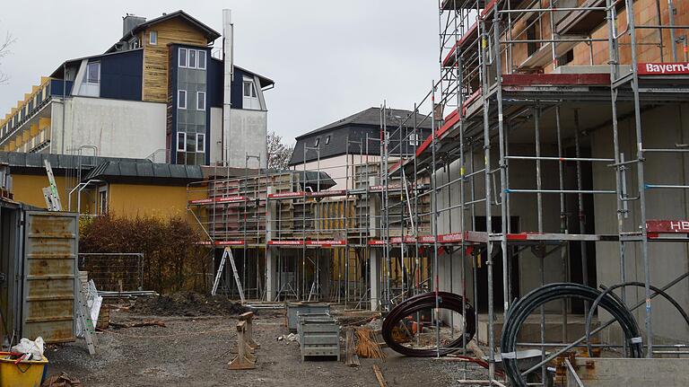 Zwischen dem Haus am Kurpark (links) und dem Gesundheitszentrum wird es einen Verbindungsbau geben. Hintergrund: Der Paritätische Wohlfahrtsverband, Träger der Mutter-Kind-Kureinrichtung, ist der Hauptmieter in dem neuen Gebäude. Zwischen dem Haus am Kurpark (links) und dem Gesundheitszentrum wird es einen Verbindungsbau geben. Hintergrund: Der Paritätische Wohlfahrtsverband, Träger der Mutter-Kind-Kureinrichtung, ist der Hauptmieter in dem neuen Gebäude.