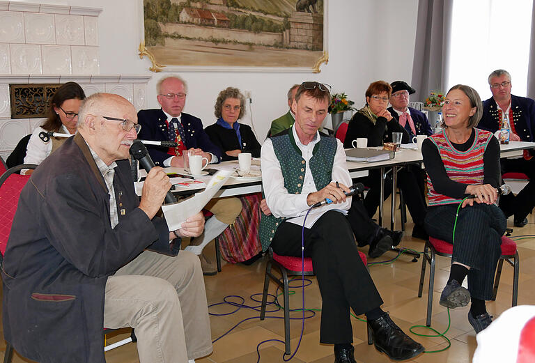 Bei der Podiumsdiskussion ging es um die Frage, wie der Fränkische Volkstanz wieder einen höheren Stellenwert in der Bevölkerung bekommt (von links): Josef Eusemann, Burkard Schmitt und Steffi Zachmeier.