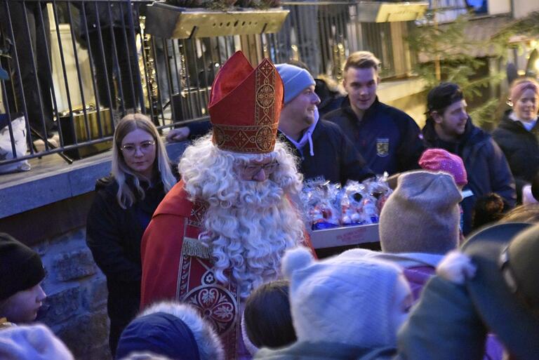 Bürgermeister Claus Bittenbrünn als Nikolaus beschenkte viele Kinder Bürgermeister Claus Bittenbrünn als Nikolaus beschenkte viele Kinder