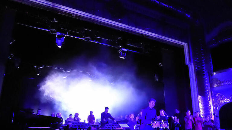 Das große Finale der '5. Nacht der Percussion' mit allen Teilnehmern und dem wie immer glücklich,aber bescheiden an der Seitenwand des Bühnenportals mitklatschenden Leiter des musikalischen und optischen Feuerwerks, Thomas Friedrich. Foto: Ahnert - Das große Finale der '5. Nacht der Percussion' mit allen Teilnehmern und dem wie immer glücklich,aber bescheiden an der Seitenwand des Bühnenportals mitklatschenden Leiter des musikalischen und optischen Feuerwerks, Thomas Friedrich. Foto: Ahnert Das große Finale der '5. Nacht der Percussion' mit allen Teilnehmern und dem wie immer glücklich,aber bescheiden an der Seitenwand des Bühnenportals mitklatschenden Leiter des musikalischen und optischen Feuerwerks, Thomas Friedrich. Foto: Ahnert - Das große Finale der '5. Nacht der Percussion' mit allen Teilnehmern und dem wie immer glücklich,aber bescheiden an der Seitenwand des Bühnenportals mitklatschenden Leiter des musikalischen und optischen Feuerwerks, Thomas Friedrich. Foto: Ahnert