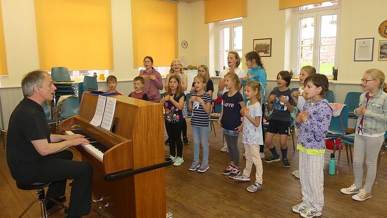 Michael Albert am Klavier und die jungen Sänger des neuen Wombacher Kinderchores. Michael Albert am Klavier und die jungen Sänger des neuen Wombacher Kinderchores.