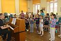 Michael Albert am Klavier und die jungen Sänger des neuen Wombacher Kinderchores.
